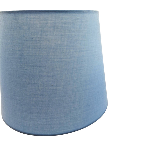 Heller, blauer Lampenschirm aus Chintz für eine lebendige Akzentuierung. Perfekt für fröhliche Lichtstimmungen im Raum.