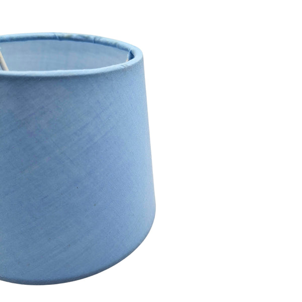 Der hellblaue Lampenschirm aus Chintz verleiht jedem Raum eine luftige, frische Note. Ideal für sanftes Licht.