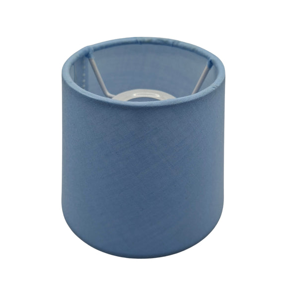 Hellblauer Lampenschirm aus Chintz für sanfte Lichtakzente. Ideal für gemütliche Wohnzimmer oder kreative Ecken.