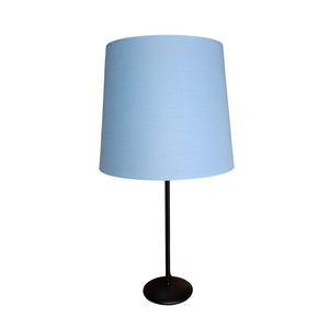 Sanfte, hellblaue Lampenschirme aus Chintz bringen eine fröhliche Note in jeden Raum. Ideal für eine entspannte Atmosphäre.