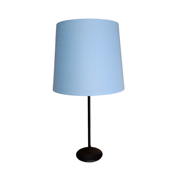 Sanfte, hellblaue Lampenschirme aus Chintz bringen eine fröhliche Note in jeden Raum. Ideal für eine entspannte Atmosphäre.