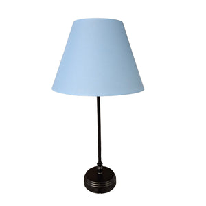 Der blaue Lampenschirm aus Chintz bringt modernes Flair in jeden Raum. Ideal für eine stylische Lichtgestaltung.