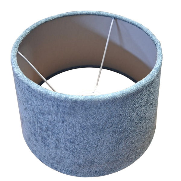 Moderner hellblauer Lampenschirm aus Wolle für eine sanfte Atmosphäre. Perfekt für minimalistische Einrichtungskonzepte.