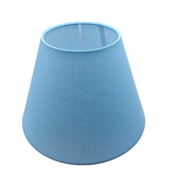 Der blaue Lampenschirm aus Chintz verleiht modernen Räumen eine frische Note. Perfekt für stimmungsvolles Licht und Akzente.