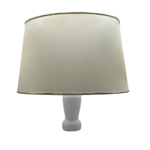 Der ovale Lampenschirm in Creme und Gold bringt modernen Charme in jeden Raum. Ideal für stilvolle Lichtakzente.