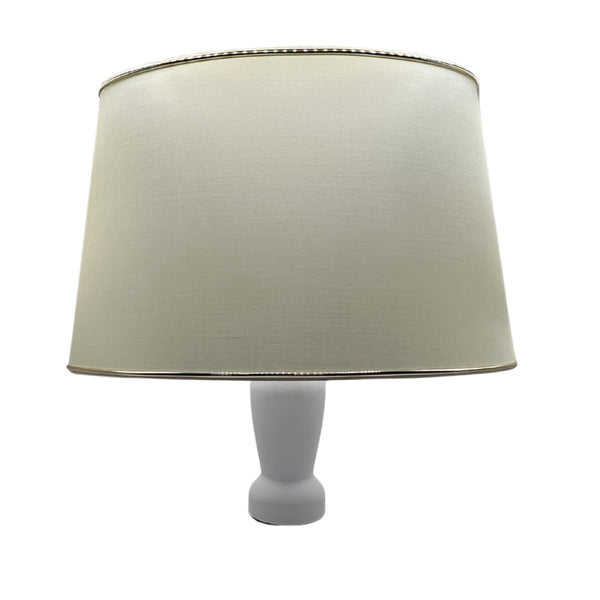 Der ovale Lampenschirm in Creme und Gold bringt modernen Charme in jeden Raum. Ideal für stilvolle Lichtakzente.