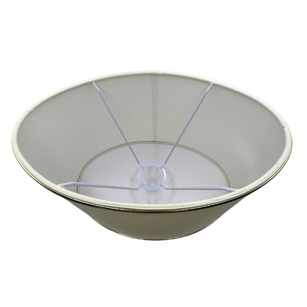 Moderner ovaler Lampenschirm in Creme mit goldenen Akzenten. Er bringt Eleganz und Stil in jeden Raum.