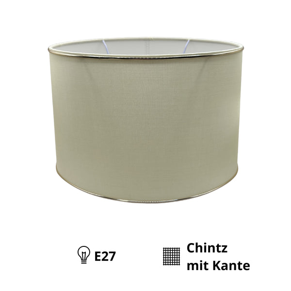 Detailaufnahme des ovalen Lampenschirms in cremiger Farbe mit goldenen Akzenten. Perfekt für modernes Wohndesign.