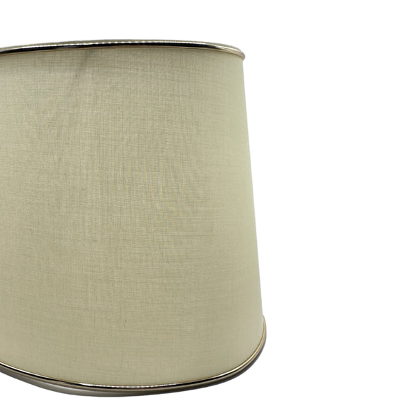 Eleganter Lampenschirm in Creme mit goldenen Akzenten. Ideal für moderne Wohnräume und schafft eine warme Atmosphäre.