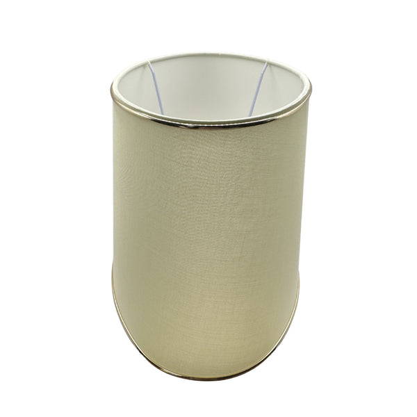 Der ovale Lampenschirm in Creme und Gold verleiht jedem Raum modernen Flair. Perfekt für stimmungsvolle Lichtakzente.