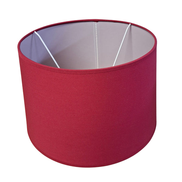 Leuchtender roter Lampenschirm aus Baumwolle im minimalistischen Design. Er bringt lebendige Farbe in jeden Raum.