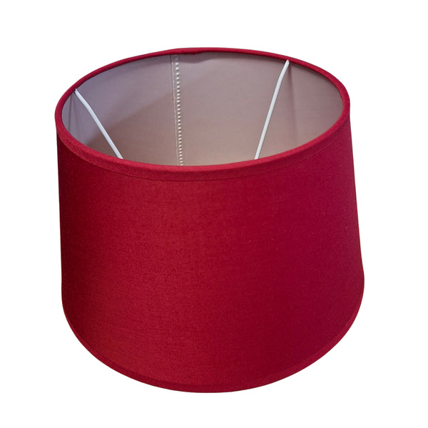 Der elegante rote Lampenschirm aus Baumwolle bringt lebendige Farben in Ihr Zuhause. Ideal für moderne Einrichtungen.