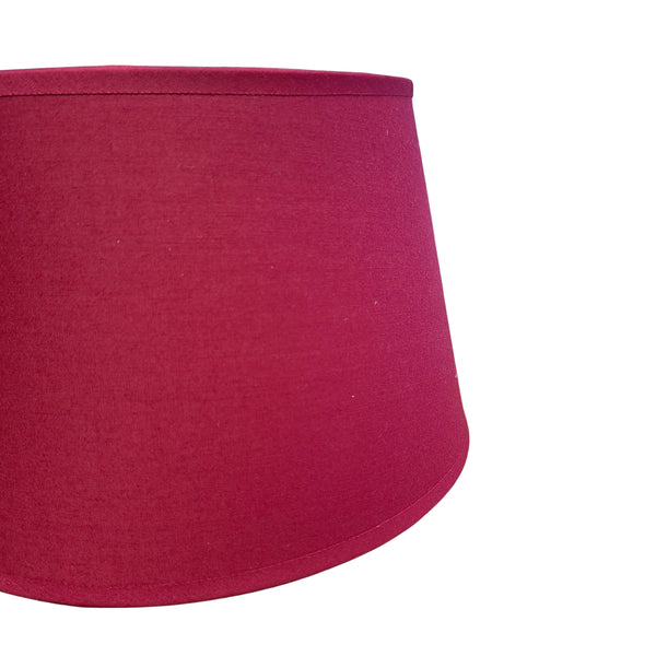 Der rote Lampenschirm aus Baumwolle bringt modernen Chic in Ihr Zuhause. Perfekt für eine elegante Beleuchtung.
