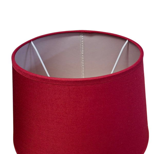 Strahlender roter Lampenschirm aus hochwertiger Baumwolle. Er verleiht jedem Raum eine moderne, elegante Note.