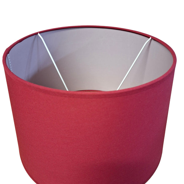 Leuchtender roter Lampenschirm aus Baumwolle für einen modernen, minimalistischen Akzent.