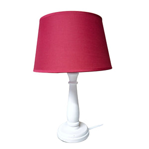 Leuchtender roter Lampenschirm aus Baumwolle für modernes Ambiente. Er bringt Eleganz und Wärme in jeden Raum.