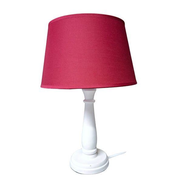 Leuchtender roter Lampenschirm aus Baumwolle für modernes Ambiente. Er bringt Eleganz und Wärme in jeden Raum.