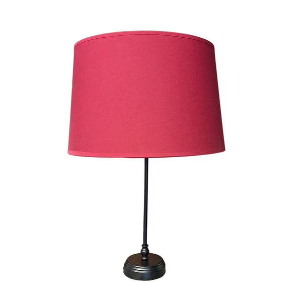 Der rote Baumwoll-Lampenschirm begeistert mit modernem, minimalistischem Design. Er verleiht jedem Raum einen warmen Akzent.