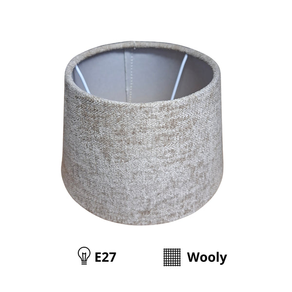 Minimalistischer Lampenschirm in elegantem Taupe aus Wolle. Verleiht jedem Raum ein modernes, warmes Lichtambiente.