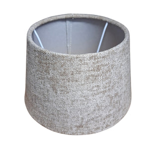 Taupe Lampenschirm aus Wolle im minimalistischen Design. Er verleiht jedem Raum eine moderne, warme Atmosphäre.