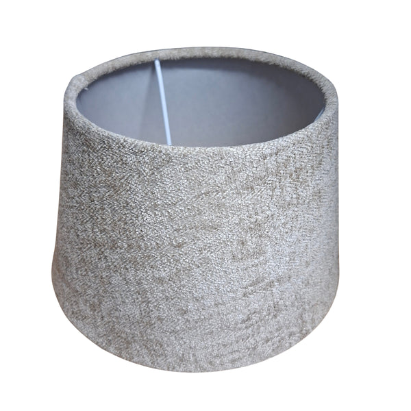 Der taupefarbene Lampenschirm aus Wolle verleiht jedem Raum einen modernen, minimalistischen Akzent.