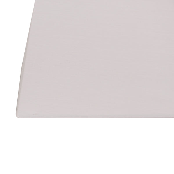 Detailaufnahme des weißen Lampenschirms von Various. Er verleiht jedem Raum eine helle, freundliche Atmosphäre.