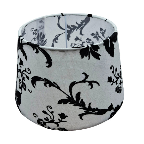 Eleganter Lampenschirm in Schwarz und Weiß aus Chintz. Perfekt für einen vintage Akzent in jedem Wohnraum.