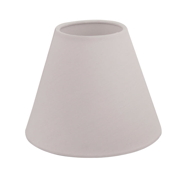 Der weiße Lampenschirm aus der Serie Lampenschirme besticht durch seine schlichte Eleganz. Perfekt für einen modernen Look.