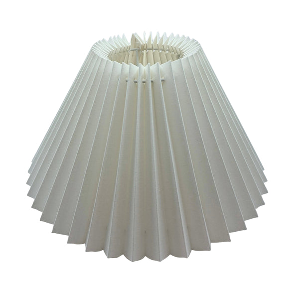 Der weiße Lampenschirm aus Chintz bringt zeitlose Eleganz in jeden Raum. Ideal für eine harmonische Lichtatmosphäre.