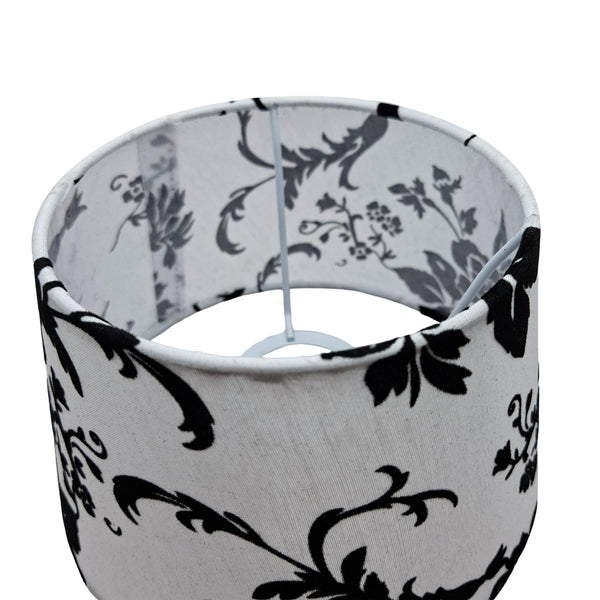 Eleganter Lampenschirm in Schwarz und Weiß aus Chintz. Ideal für eine stilvolle Vintage-Atmosphäre in jedem Raum.