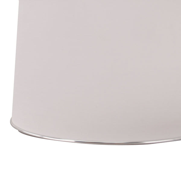 Detailansicht des ovalen Lampenschirms in Silber und Weiß. Dieser elegante Schirm verleiht jedem Raum einen besonderen Glanz.
