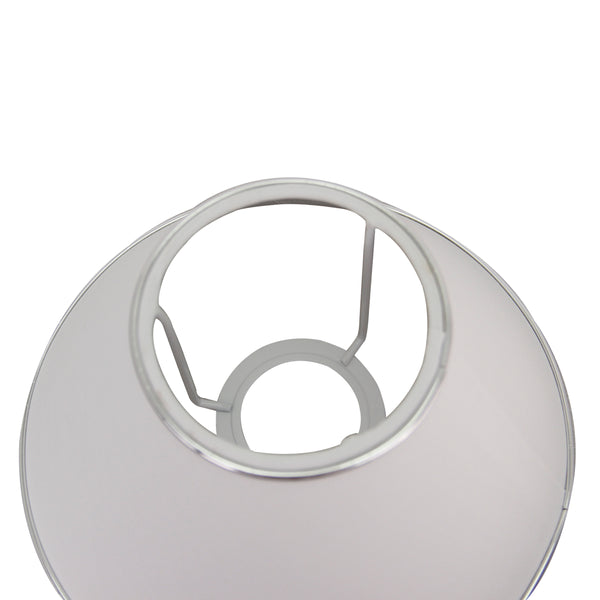 Von oben betrachtet, glänzt der silberne Lampenschirm in modernem Design. Ideal, um Räume mit elegantem Licht zu
