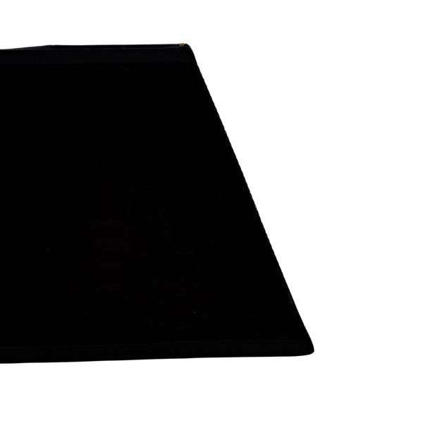 Schwarzer Lampenschirm aus lackiertem Material für modernes Ambiente. Ideal für stilvolle Beleuchtung in jedem Wohnraum.