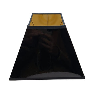 Schwarzer Lampenschirm aus lackiertem Material mit modernem Design. Perfekt für eine stilvolle Raumbeleuchtung.