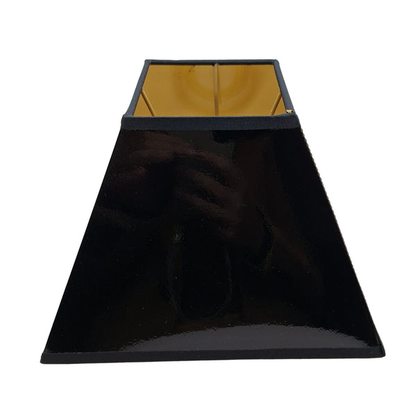 Schwarzer Lampenschirm aus lackiertem Material mit modernem Design. Perfekt für eine stilvolle Raumbeleuchtung.