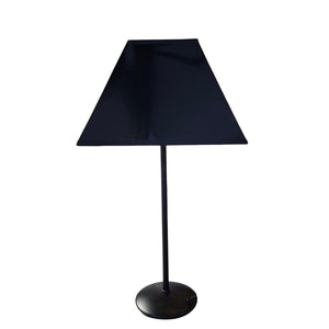 Schwarzer Lampenschirm in modernem Design. Er verleiht jedem Raum eine elegante Note und sorgt für stimmungsvolles Licht.