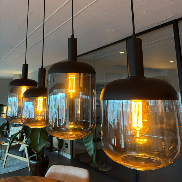 Transparente Leuchtmittel aus der Serie Lichtbron. Ideal für stimmungsvolle Beleuchtung in modernen Einrichtungen.