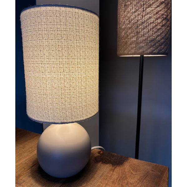 Detailaufnahme der transparenten Lichtquelle von Various. Perfekt für eine stimmungsvolle Beleuchtung in jedem Raum.