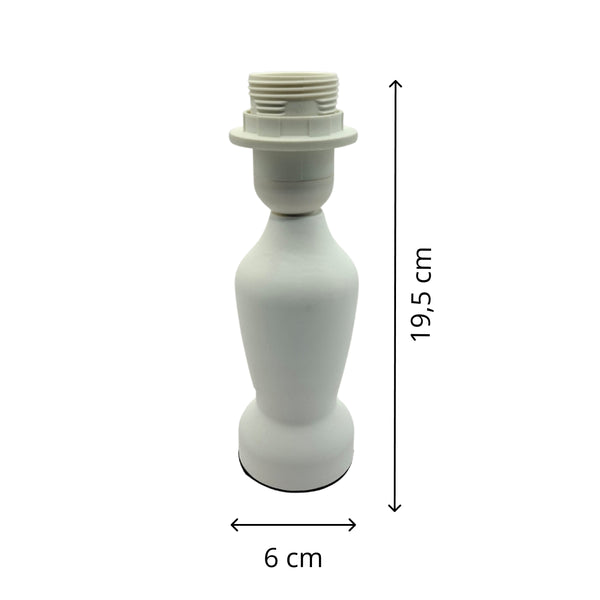 Der elegante Lampenfuß Mona in Antik Weiß bringt zeitlose Schönheit in jeden Raum. Perfekt für individuelle Lampen.