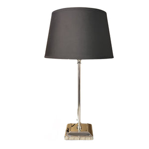 Der silberne Lampenfuß T-80 von Various bringt modernen Glanz in jedes Wohnambiente. Perfekt für kreative Lichtgestaltungen.
