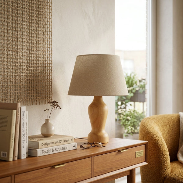 Die sandfarbene Tischleuchte Mona begeistert mit ihrem Japandi-Design. Ideal für eine ruhige, harmonische Atmosphäre.
