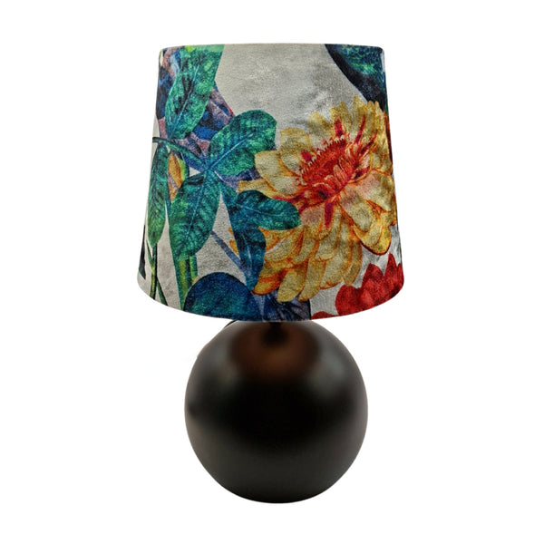 Detailaufnahme der Malaga Tischleuchte in Schwarz. Das botanische Design bringt frische Farben und Stil in jedes Zuhause.