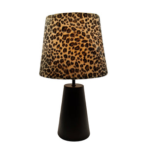 Die schwarze Tischleuchte Leo überzeugt mit ihrem zeitlosen Design. Ideal für stilvolle Akzente in jedem Raum.