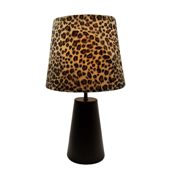 Die schwarze Tischleuchte Leo überzeugt mit ihrem zeitlosen Design. Ideal für stilvolle Akzente in jedem Raum.