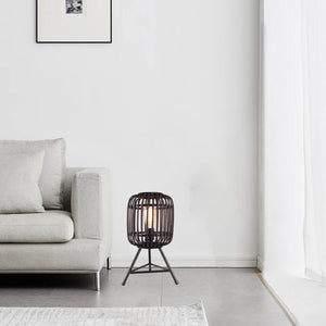Die schwarze Tischleuchte Woven bringt modernes Flair in jeden Raum. Ihr zeitloses Design schafft eine angenehme Atmosphäre.