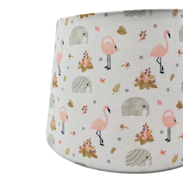 Der cremefarbene Zoo Lampenschirm bringt einen Hauch von Boho-Flair in jeden Raum. Ideal für gemütliche Lichtmomente.