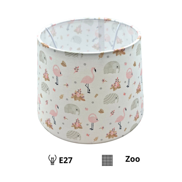 Der cremefarbene Lampenschirm Zoo bringt ländlichen Boho-Charme in Ihr Zuhause. Perfekt für eine gemütliche Atmosphäre.