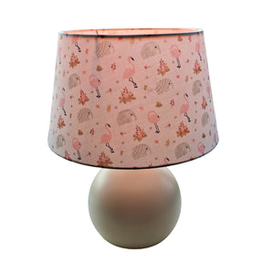 Die Zoo Tischleuchte vereint sanfte Farben wie Creme und Rosa in einem modernen Design.