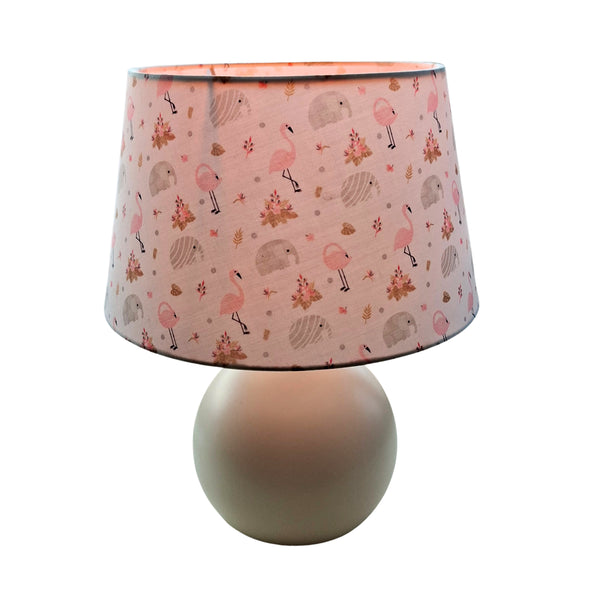 Die Zoo Tischleuchte vereint sanfte Farben wie Creme und Rosa in einem modernen Design.