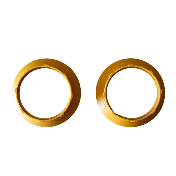 Die goldene Zub. Leuchte überzeugt mit ihrem eleganten Design. Ideal für eine warme und einladende Atmosphäre.